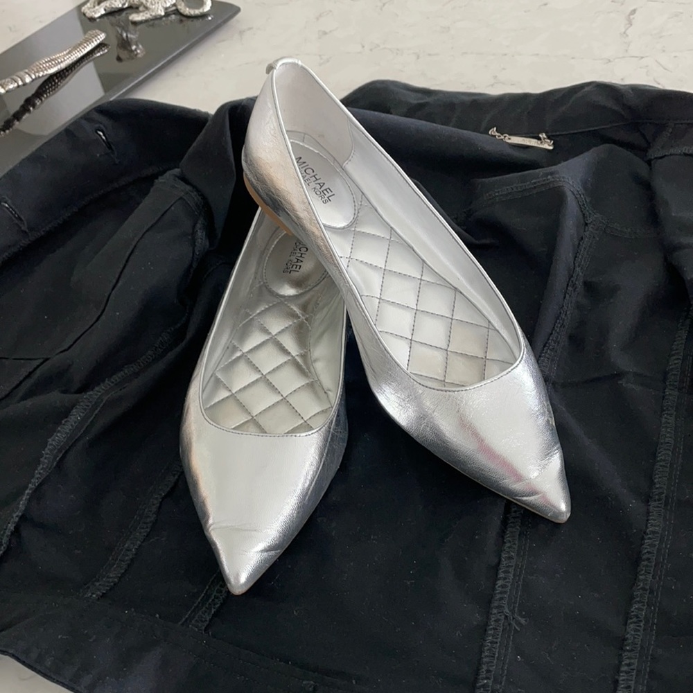 Michael Kors sz  7 silver flat shoe